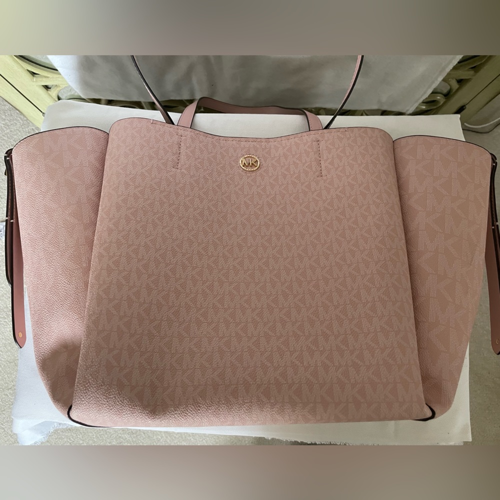 NWT.  MICHAEL MICHAEL KORS.  FREYA  Smokey Rose.    Large open tote.